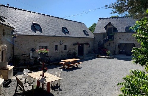 Bannalec House | Holiday Home 'Ty Coat' with Private Terrace, Wi-Fi and Air Conditioning
