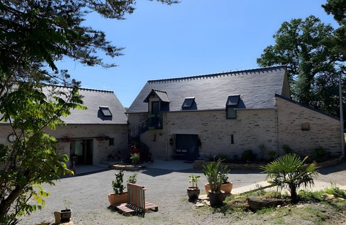 Bannalec House | Holiday Home 'Ty Coat' with Private Terrace, Wi-Fi and Air Conditioning