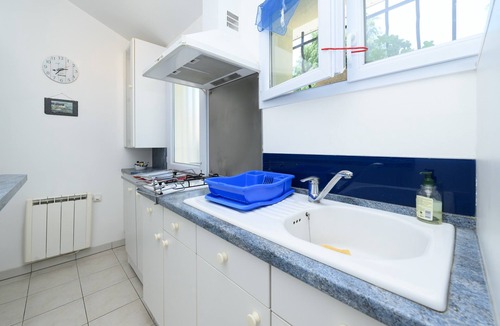 Arradon House | Holiday Home 'Ty Lydian' with Private Terrace, Private Garden and Wi-Fi