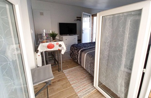 Chateau-Renault Apartment | Homerez - Amazing studio for 2 ppl. at Château-Renault