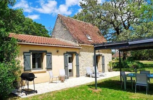 Salviac House | Homerez - Beautiful house for 5 ppl. with shared pool and terrace at Salviac