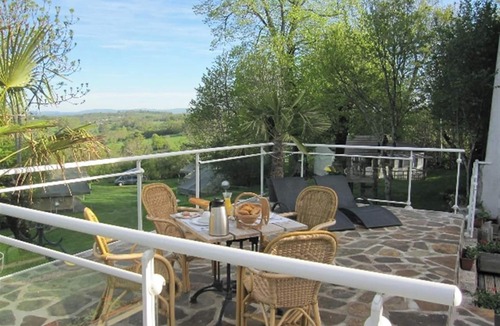Banes House | Homerez - Bungalow in Argences-en-Aubrac with Pool