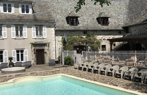 Banes House | Homerez - Bungalow in Argences-en-Aubrac with Pool