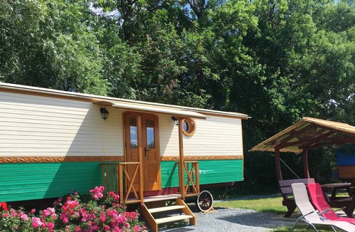 Saint-Pardoux House | Homerez - Bungalow for 4 ppl. with shared pool and terrace at Saint-Pardoux