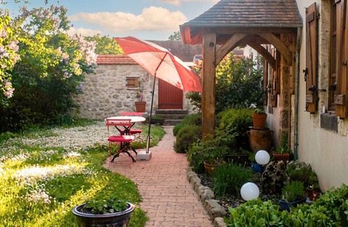 Montoldre House | Homerez - Charming House in Montoldre, Garden