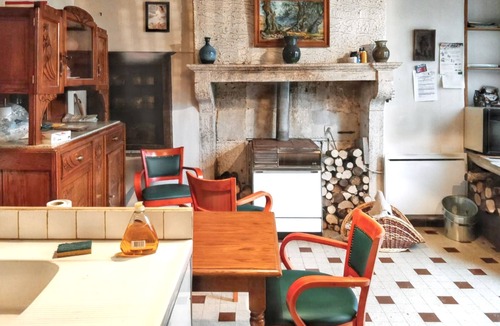 Echalot House | Homerez - Charming house in Échalot with private parking included