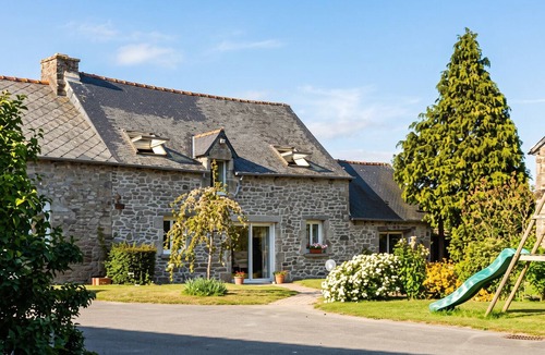 Saint-Goueno House | Homerez - Charming House in Le Mené, piano & garden