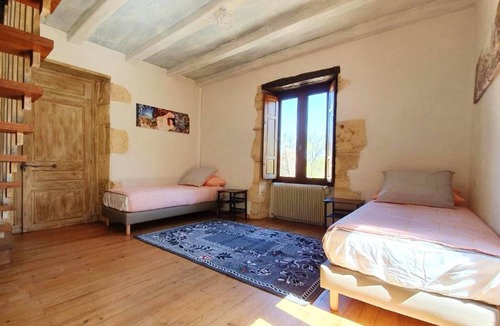 Puy-l'Eveque House | Homerez - House for 6 ppl. with shared pool, terrace and balcony at Puy-l'Évêque