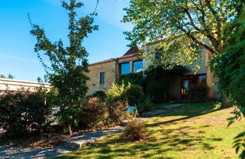 Puy-l'Eveque House | Homerez - House for 6 ppl. with shared pool, terrace and balcony at Puy-l'Évêque