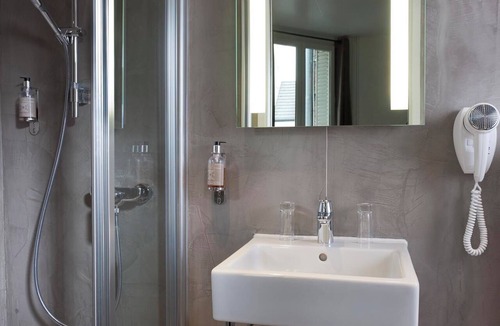 Puteaux Hotel | Hotel Douglas