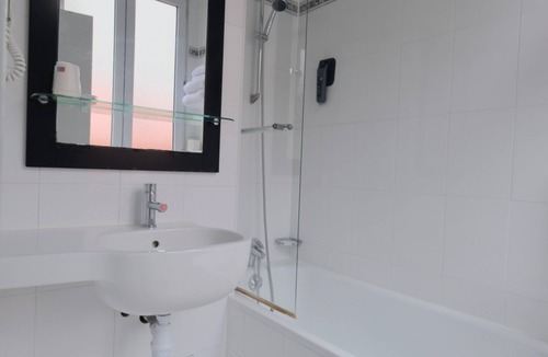 Saint-Fargeau Hotel | Hotel Lilas Gambetta