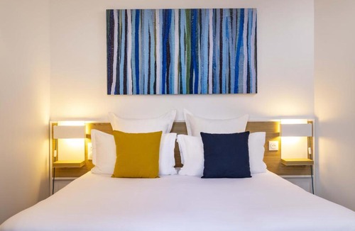 Hopital Saint-Louis Hotel | Hotel Paris Louis Blanc