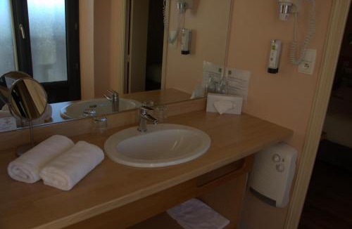 Chambon-sur-Dolore Hotel | Hotel Restaurant La Clairiere