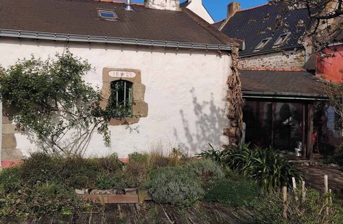 Saint-Gildas-de-Rhuys House | House 1827, walking distance to the beach, 3 people