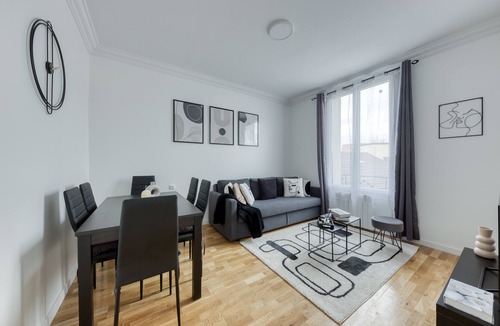 La Courneuve House | House 8 persons - Subway + train station/Private parking lot/Wifi/CDG airport/