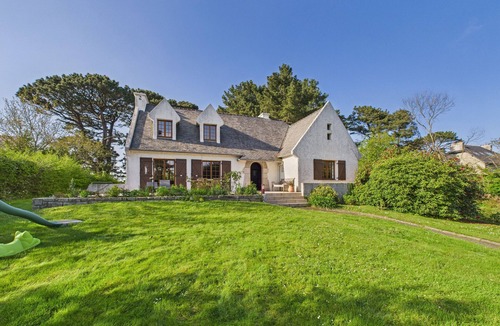 Louannec Ski Chalet | House for 10 with large garden, 250m from the sea