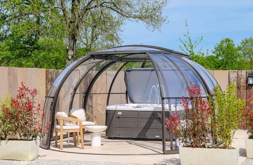 Saint-Sauveur-le-Vicomte Cottage | House in Cotentin with terrace and private spa