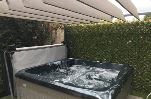 Saint-Gervazy Cottage | House 'Les Colibris 3 - Spa - 6 People' with Private Terrace, Wi-Fi and Air Conditioning