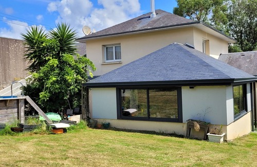 Rive Droite House | House with large garden, covered and open terrace, small swimming pool