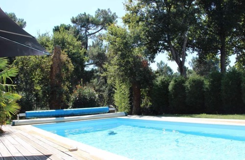Theix-Noyalo House | House with private heated pool, disabled access
