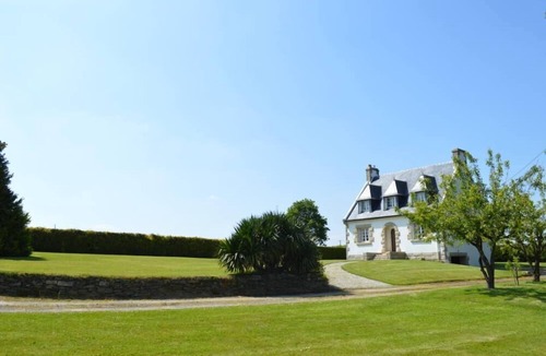 Gouezec House | House with spacious garden and open views over the countryside.