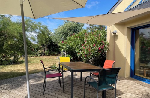 Ploneour-Lanvern House | House with terrace and garden