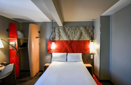 Hopital Saint-Louis Hotel | ibis Paris Canal Saint Martin