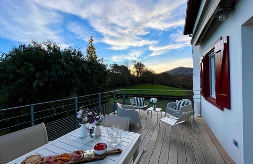 Mendionde Apartment | Ideal for discovering the Basque Country: cosy apartment, terrace and magnificent view.