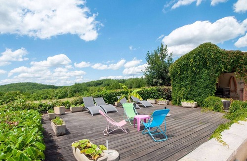 Degagnac House | Idyllic Holiday Home in Dégagnac with Jacuzzi near River