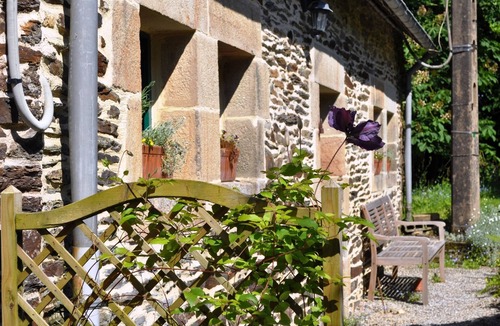 Laz Cottage | Idyllic riverside 2 bedroomed gite in midst of quiet Breton countryside