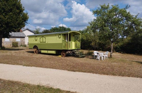 Laramiere Cabin | In the countryside, the LARAMIERE Beaujot trailer. Pets allowed.