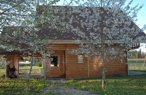 Louchy-Montfand Cottage | Independent chalet with garden and pool access near St Pourçain