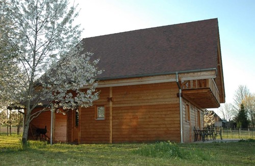 Louchy-Montfand Cottage | Independent chalet with garden and pool access near St Pourçain