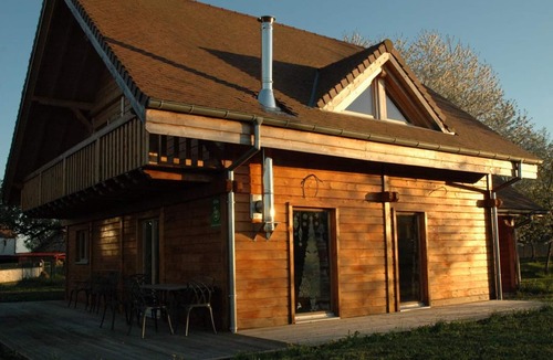 Louchy-Montfand Cottage | Independent chalet with garden and pool access near St Pourçain