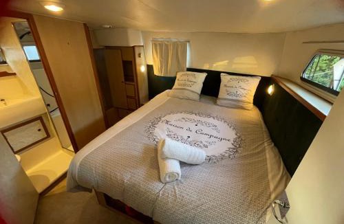 Nevers Boat Rental | Iris, bateau douillet