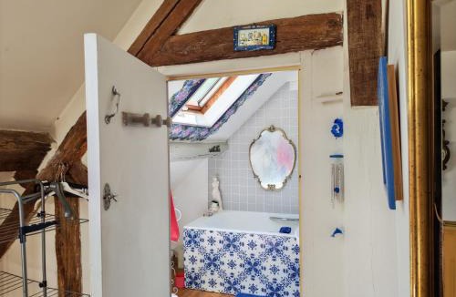Le Menoux Bed & Breakfast | Jolie chambre dans un village calme