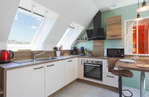 Trevou-Treguignec Apartment | Kerli Cosy Apartment with Sea View, Private Garden and Wi-Fi
