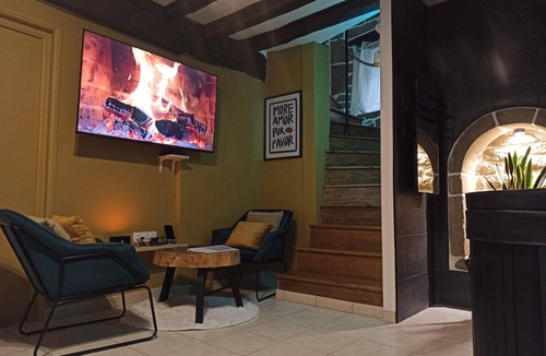 Guemene-sur-Scorff House | L'étreinte, Loveroom Avec spa et Sauna Privatifs au Centre de Guémené-sur-scorff