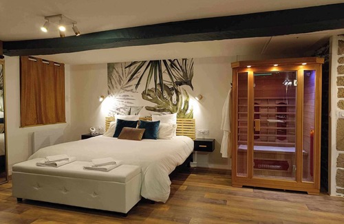 Guemene-sur-Scorff House | L'étreinte, Loveroom Avec spa et Sauna Privatifs au Centre de Guémené-sur-scorff