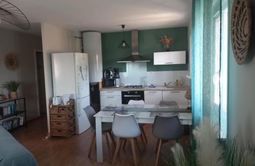 Saint-Front Apartment | "L'Abri" massif du Mézenc, massages bien être