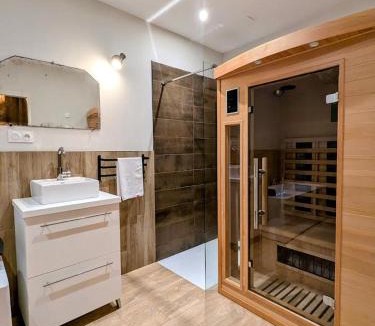 Riorges Apartment | l'Atelier, sauna & spa