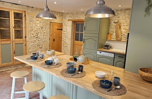 Le Planet House | L'écho des vagues: Large stone house between land and sea.