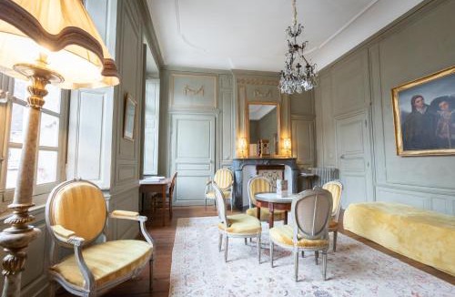 Bourges Bed & Breakfast | L'Hotel de Panette, Un exceptionnel château en coeur de ville - parking privé cour
