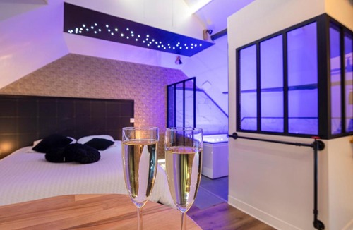 Champagne-sur-Oise Hotel | L'Intemporel Éclipse Suite Spa Privatif