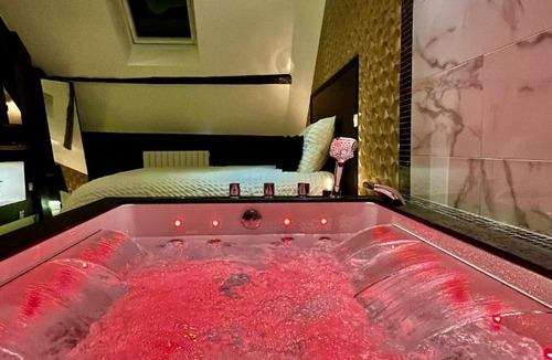 Champagne-sur-Oise Hotel | L'Intemporel Éclipse Suite Spa Privatif