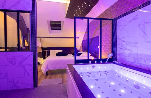 Champagne-sur-Oise Hotel | L'Intemporel Éclipse Suite Spa Privatif