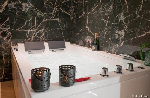 Thorigny-sur-Marne Apartment | L'Obsidienne - Sauna & Spa Suite - Parking, Train Station