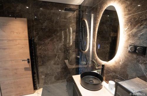 Thorigny-sur-Marne Apartment | L'Obsidienne - Sauna & Spa Suite - Parking, Train Station
