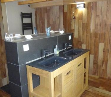 Serignac House | L'Oratori : chambre La Gabarre