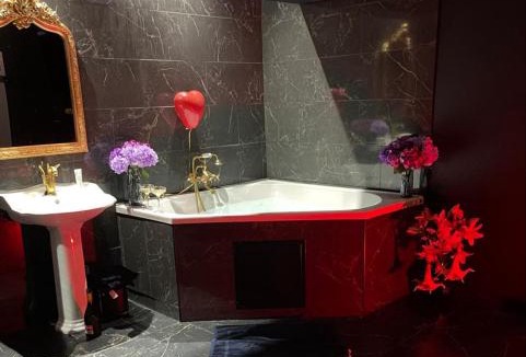 Flagy House | L'Orchidarium, maison élégante et romantique à Flagy - Loveroom en duplex